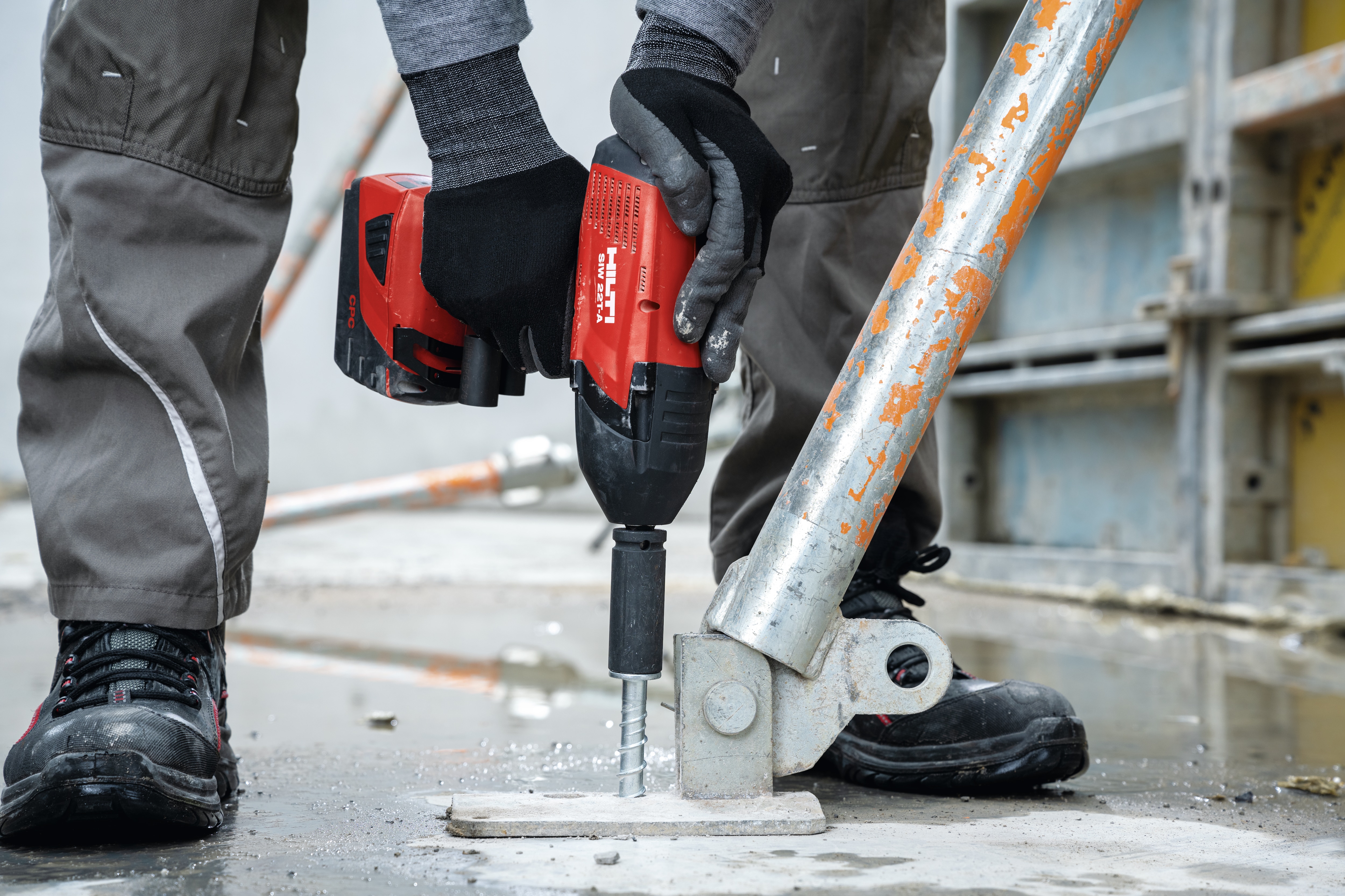 Un lavoratore fissa un supporto per cassaforma con un ancorante a vite per calcestruzzo