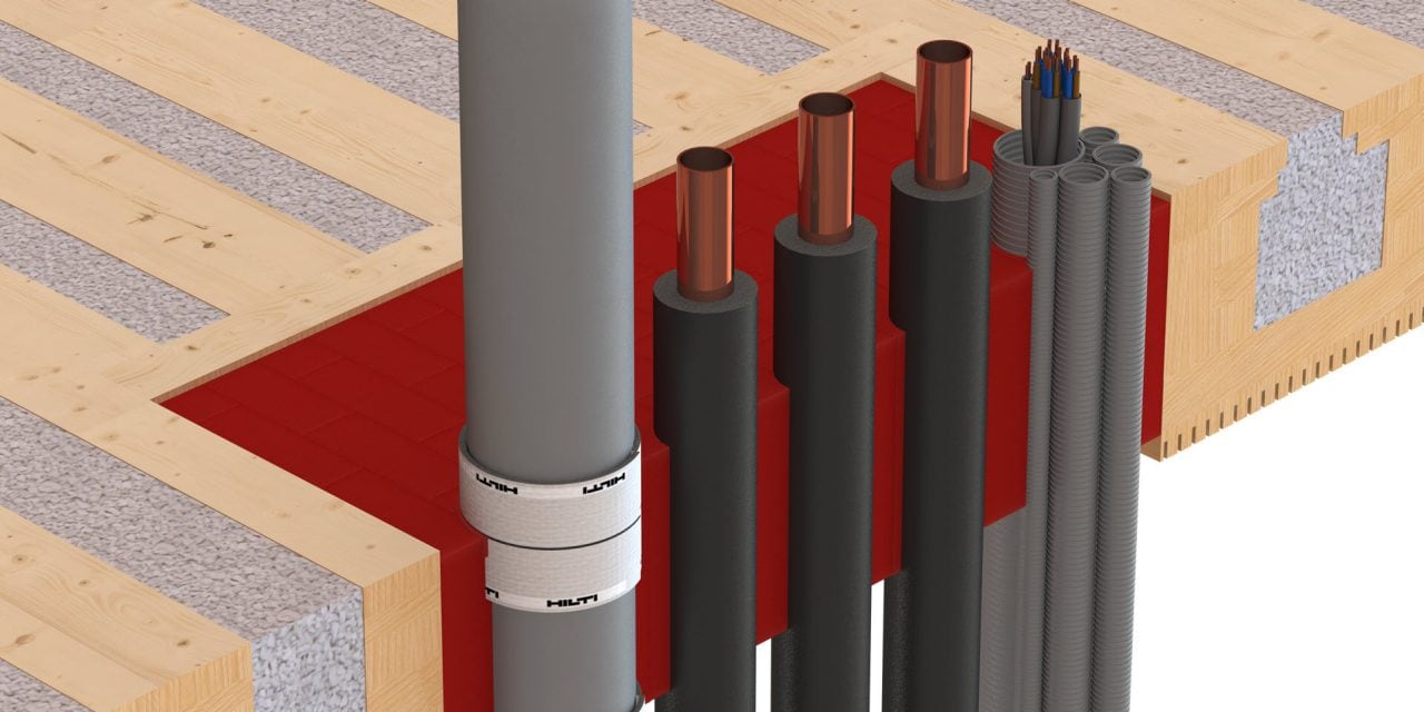 Rohre und Kabel führen durch eine Holzwand