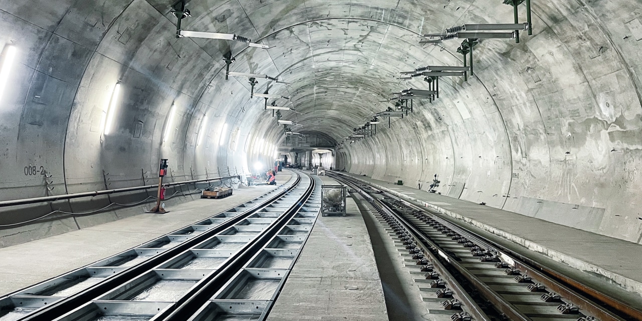 Abbildung eines Tunnels im Rohbau mit 2 Schienensträngen