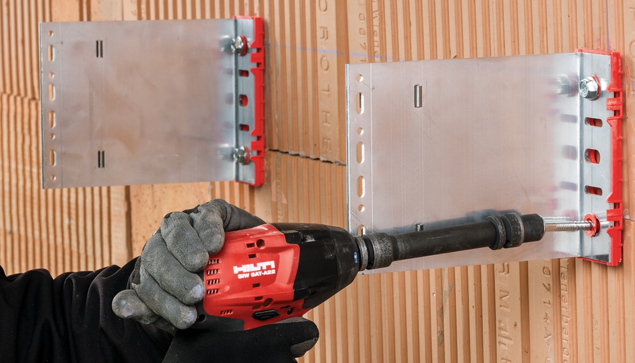  Arbeiter beim Montieren von Hilti HRD-Schaubdübeln