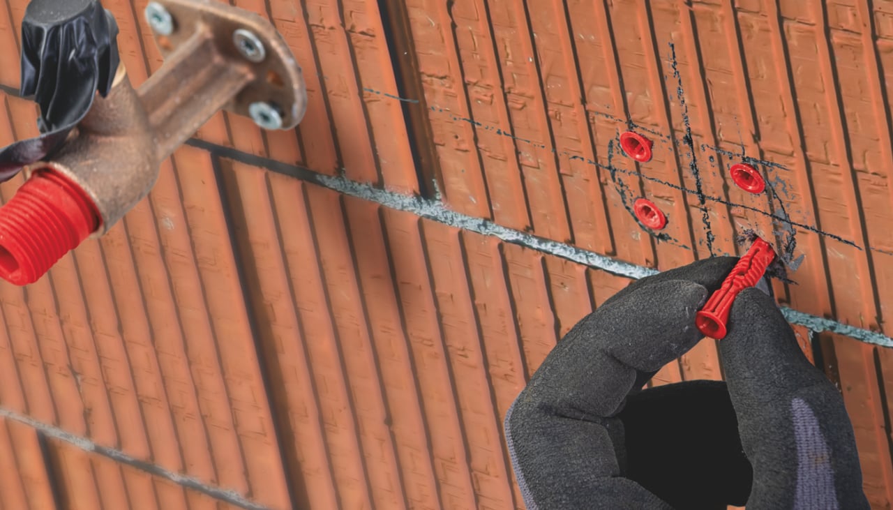  Arbeiter beim Montieren von Hilti HRD-Schaubdübeln