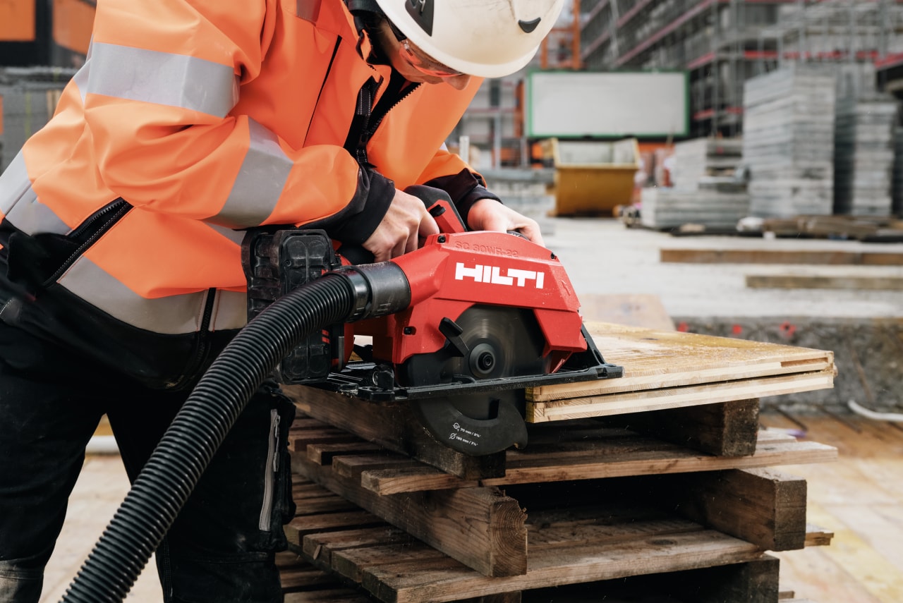 Anwendungsbild der SC 30WR-22 beim Schneiden von Schalungsplatten auf der Baustelle