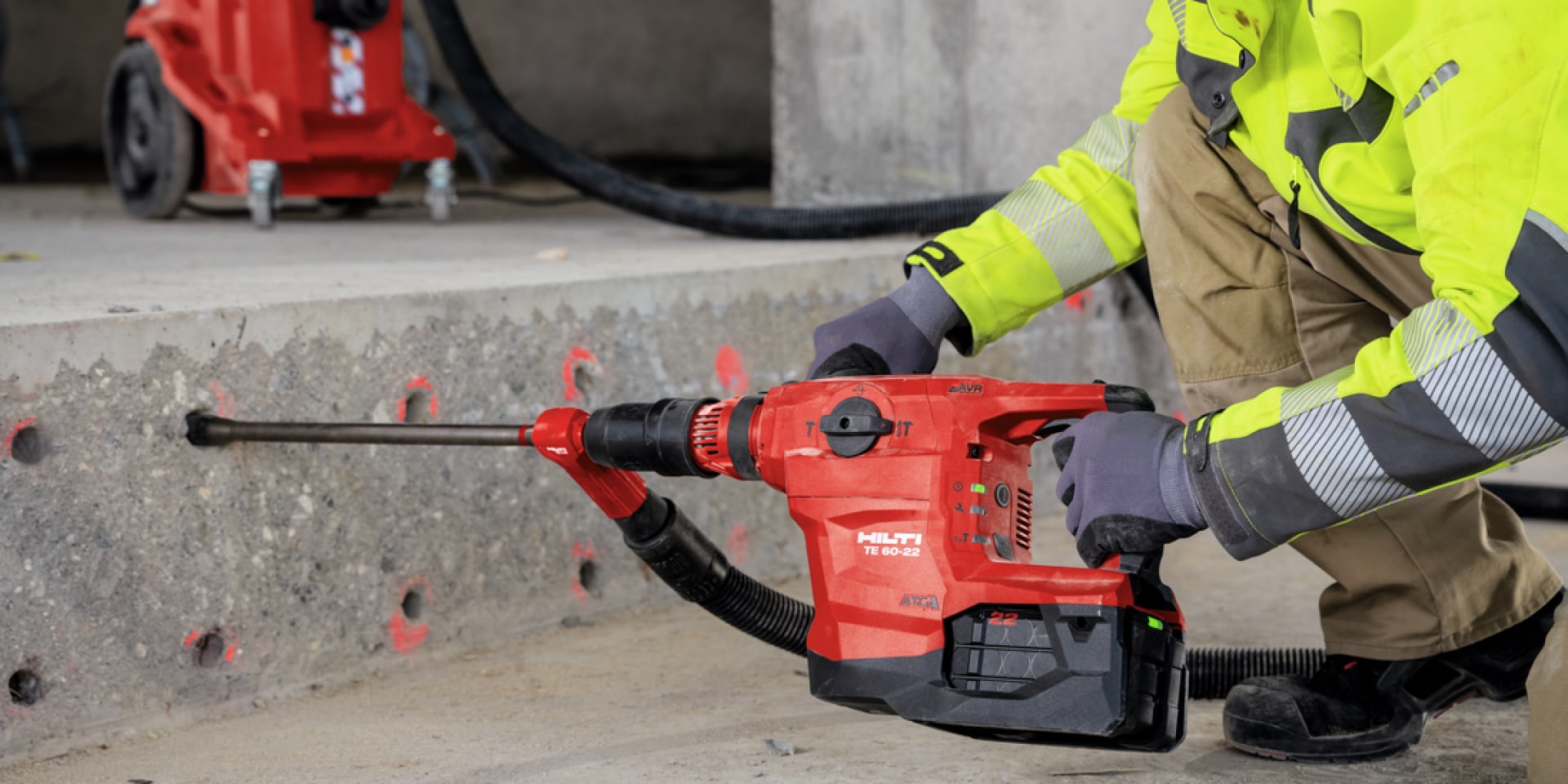 Bohrung in Stahlbeton mit einem Hilti Akku-Bohrhammer und passender Staubabsaugung.