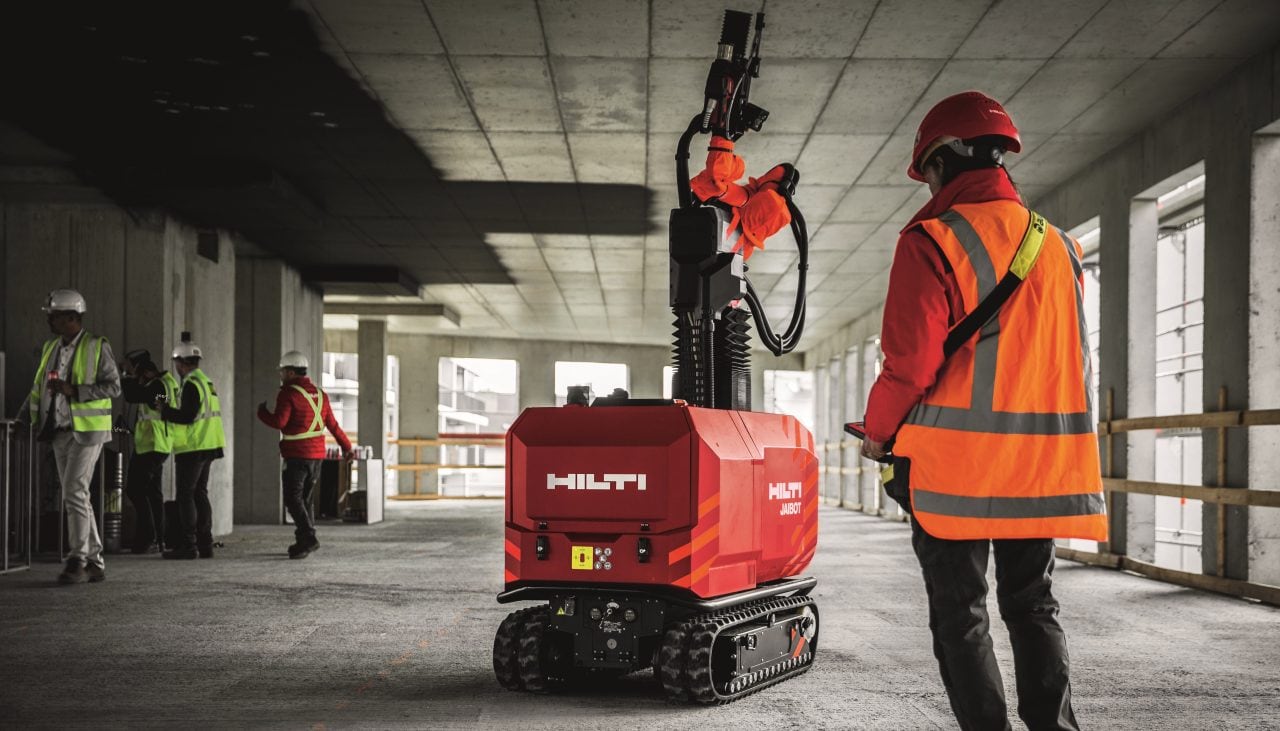 Betondecke und Bohrungen des Bauroboters auf einer Baustelle