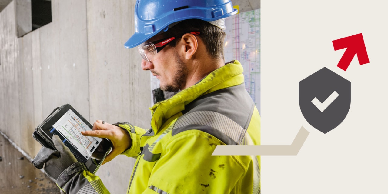 Mann mit Baustellenkleidung steht auf einer Baustelle und hält ein Tablet in der Hand. Rechts neben ihm ist eine Illustration abgebildet, die ein Schutzschild und einen Pfeil zeigt, welcher nach rechts oben zeigt. 