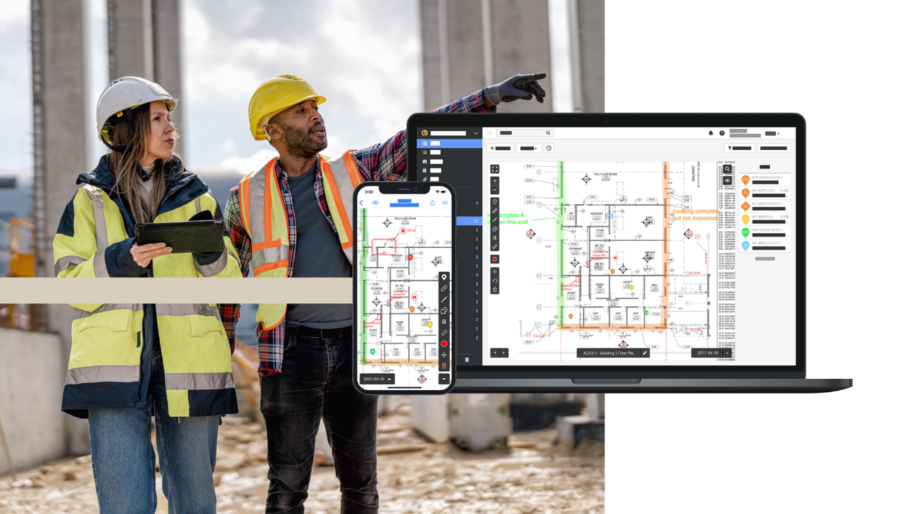 Bild unterteilt sich in drei Bereiche. Ganz links sind zwei Personen auf einer Baustelle mit Baustellenkleidung und Tablet abgebildet. Rechts davor sind ein Smartphone sowie ein Laptop zu sehen, die beide jeweils einen Grundriss zeigen.