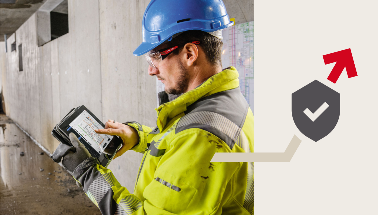 Mann mit Baustellenkleidung steht auf einer Baustelle und hält ein Tablet in der Hand. Rechts neben ihm ist eine Illustration abgebildet, die ein Schutzschild und einen Pfeil zeigt, welcher nach rechts oben zeigt.