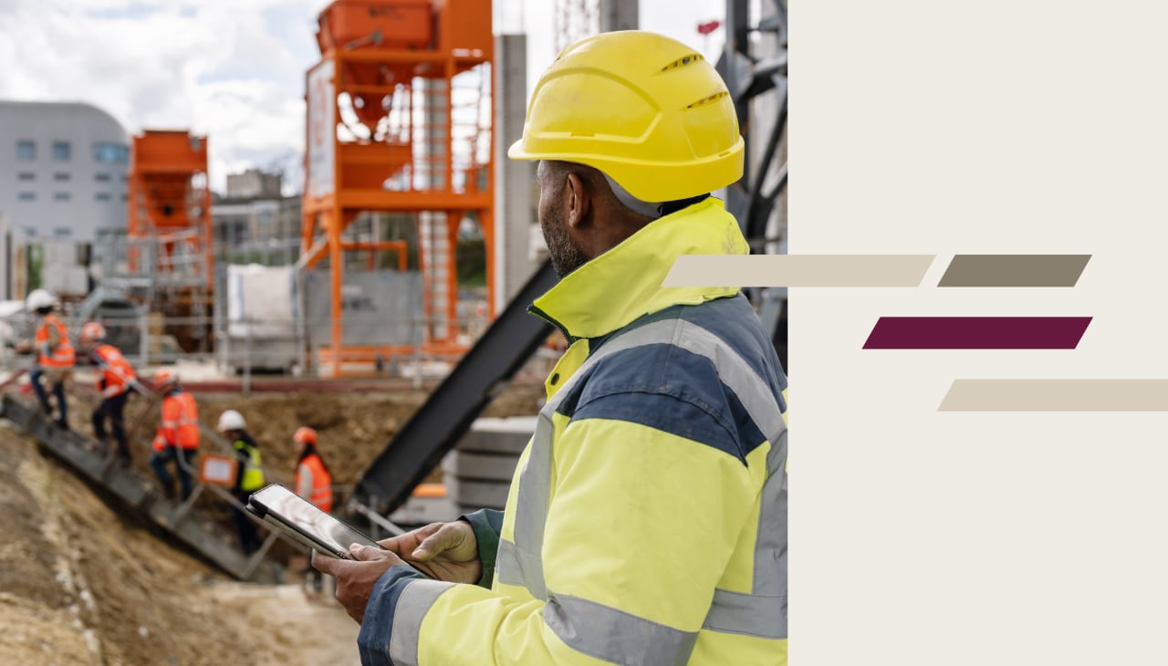 Bild teilt sich in zwei Bereiche: Links ist ein Mann in Baustellenkleidung zu sehen, der auf einer Baustelle steht und ein Tablet in der Hand hält. Rechts sind Illustrationen von vertikalen länglichen Balken abgebildet.