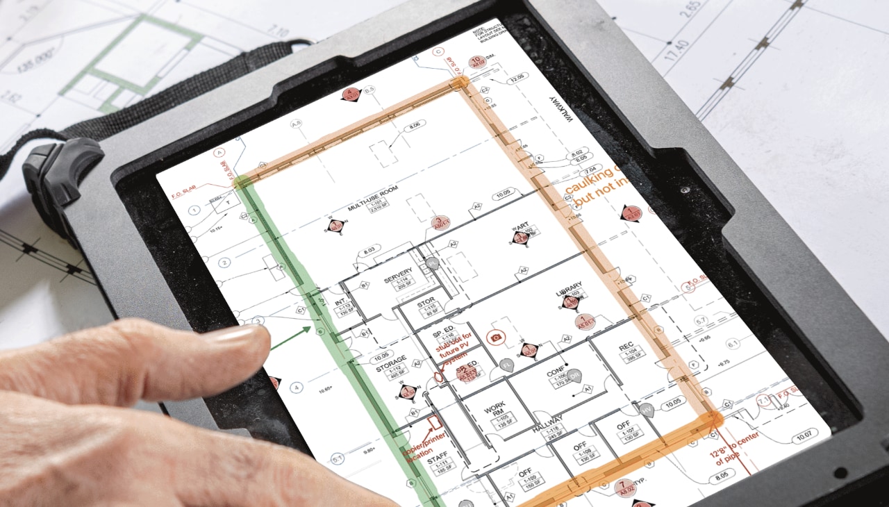 Nahaufnahme von einem Tablet, das einen Grundriss in der Software Fieldwire von Hilti zeigt.
