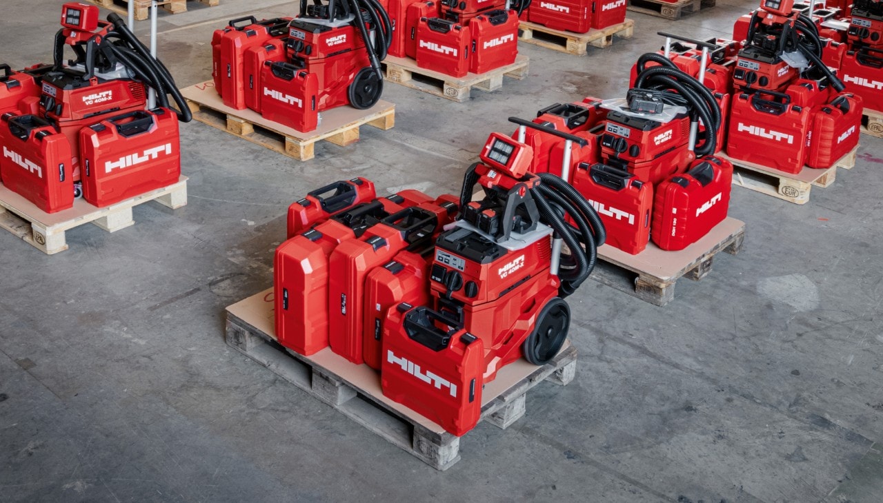 Mehrere Paletten mit Hilti Geräten sind in einer Lagerhalle aufgereiht.