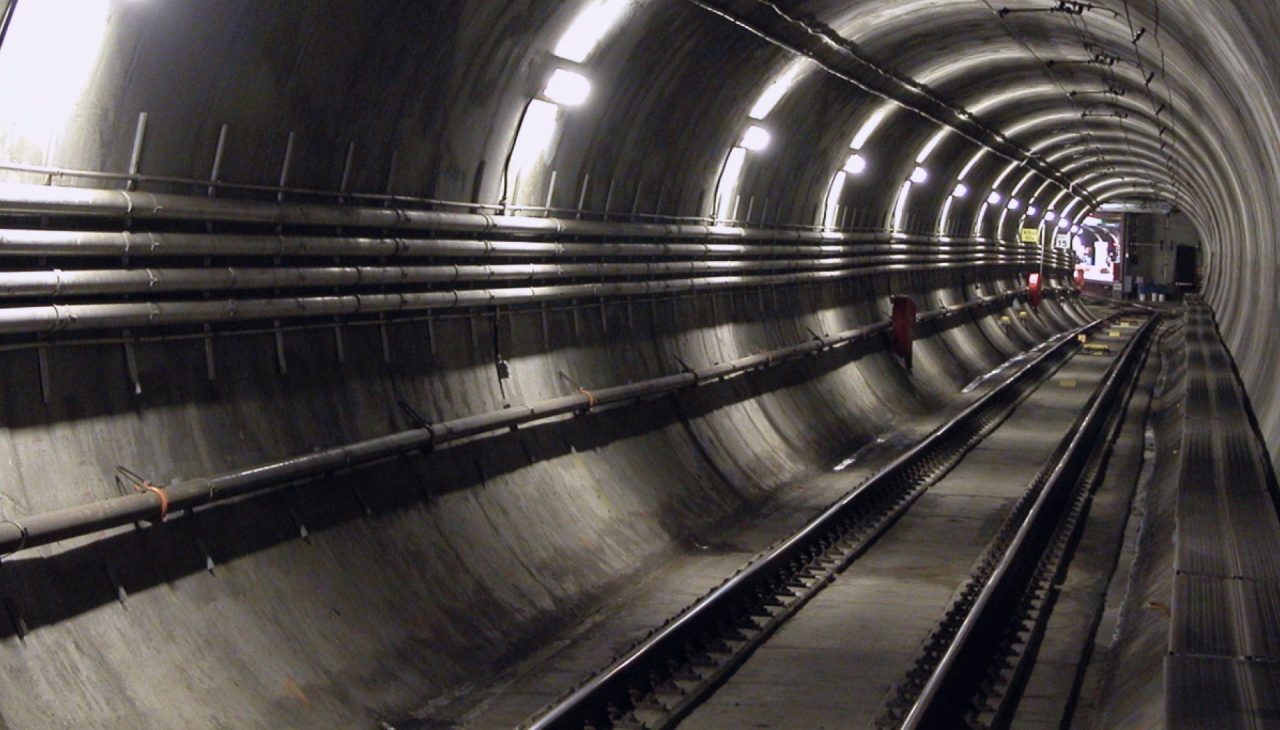 Ein langer, beleuchteter Tunnel von innen fotografiert.