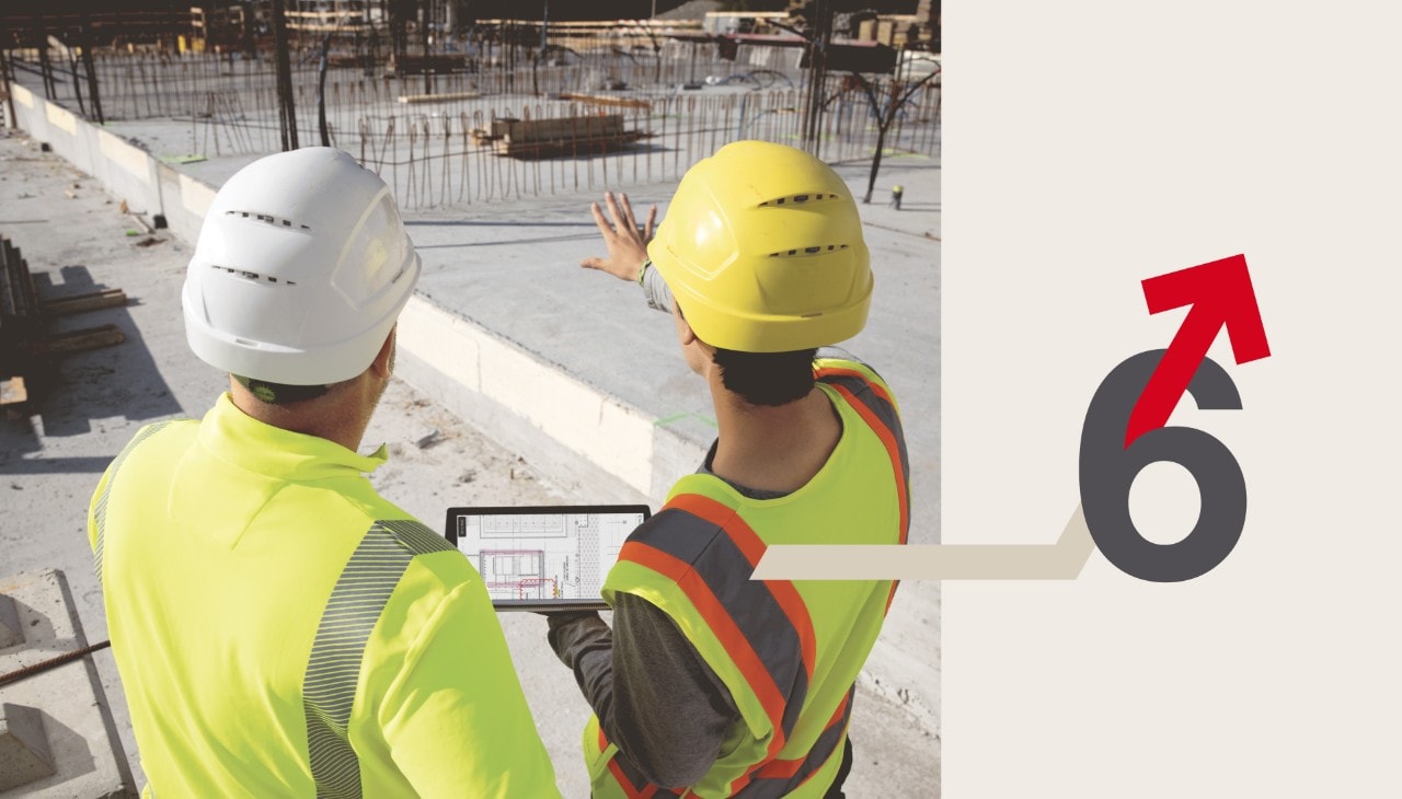 Bild teilt sich in zwei Bereiche: Links sind zwei Männer mit Schutzkleidung auf einer Baustelle zu sehen, die in die Ferne schauen. Einer von ihnen hält ein Tablet in der Hand. Rechts daneben ist eine Illustration einer grauen Sechs, die von einem roten Pfeil, der nach oben zeigt durchkreuzt wird.