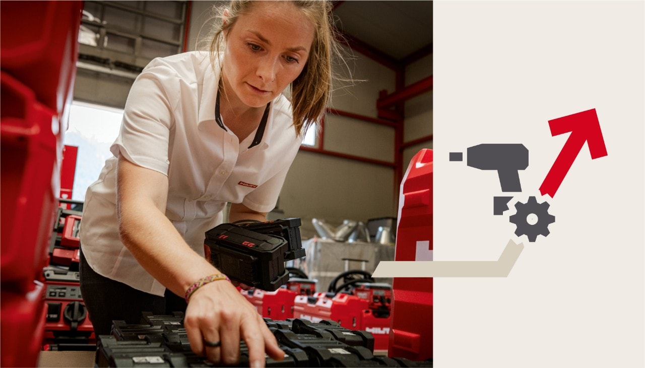 Eine Frau nimmt in einem Lager zwei Hilti Nuron Akkus aus einer Ansammlung von Werkzeug und roten Hilti Werkzeugkoffern. Rechts davon eine Illustration, die einen Pfeil nach rechts oben darstellt. Auf dem Pfeil sind ein stilisierter Akkuschrauber und ein Zahnrad zu sehen.