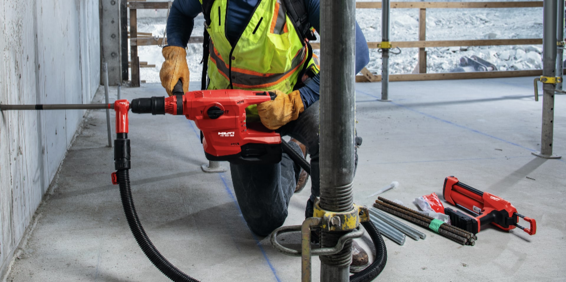 Ein Bauarbeiter setzt mit dem SafeSet System eine Ankerstange in Beton.
