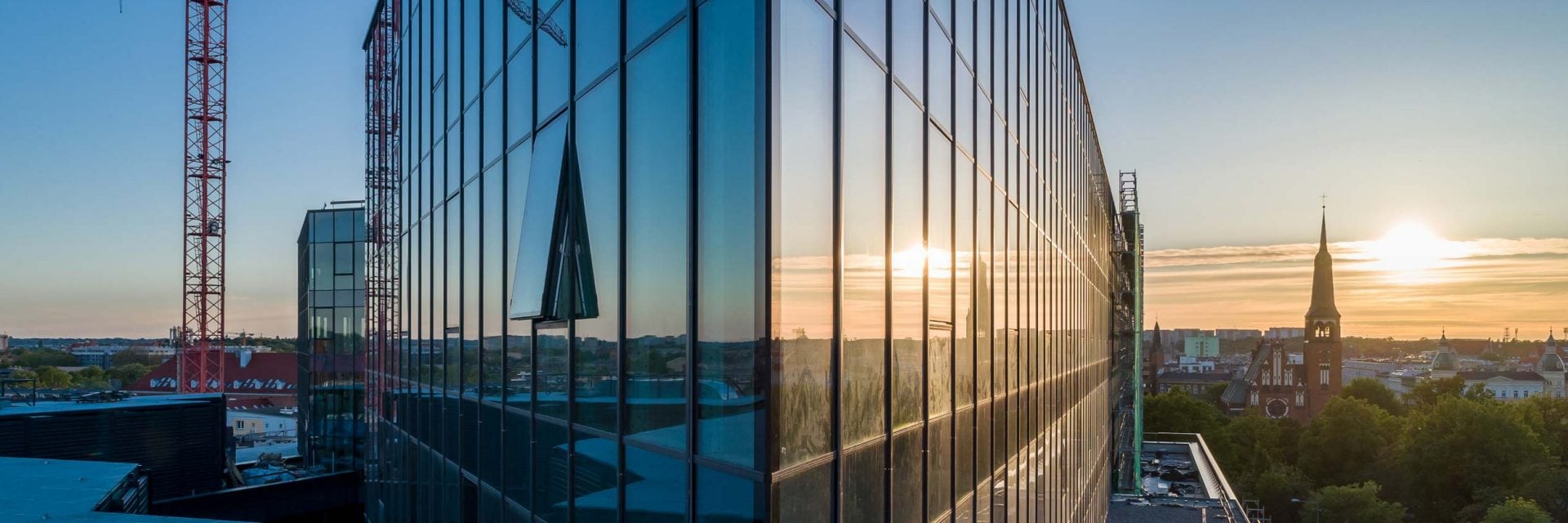  Ansicht des neuen Einkaufs- und Hotelzentrum Posejdon mit der Skyline von Setttin bei Sonnenaufgang