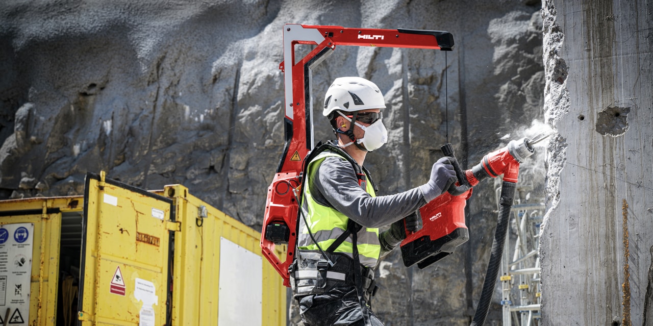 Die Abbildung zeigt schwere Wandarbeiten mit dem EXO-T Tool Balancer