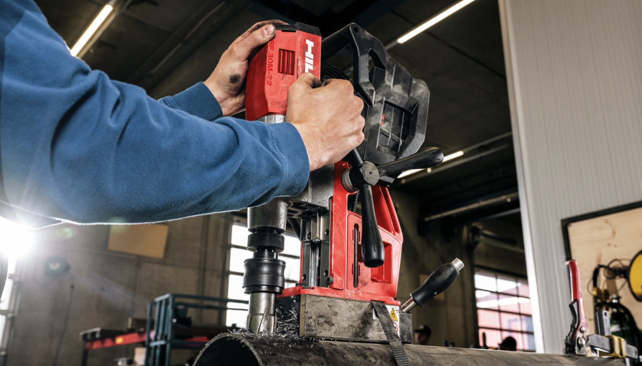 Magnetbohrmaschine SF 30M-22 bohrt in ein grosses Metallrohr