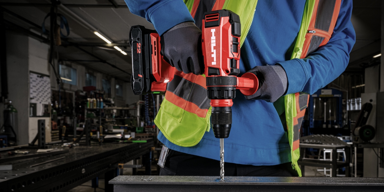 Akku-Bohrschrauber SF 8M-22 beim Bohren in einen Stahlträger