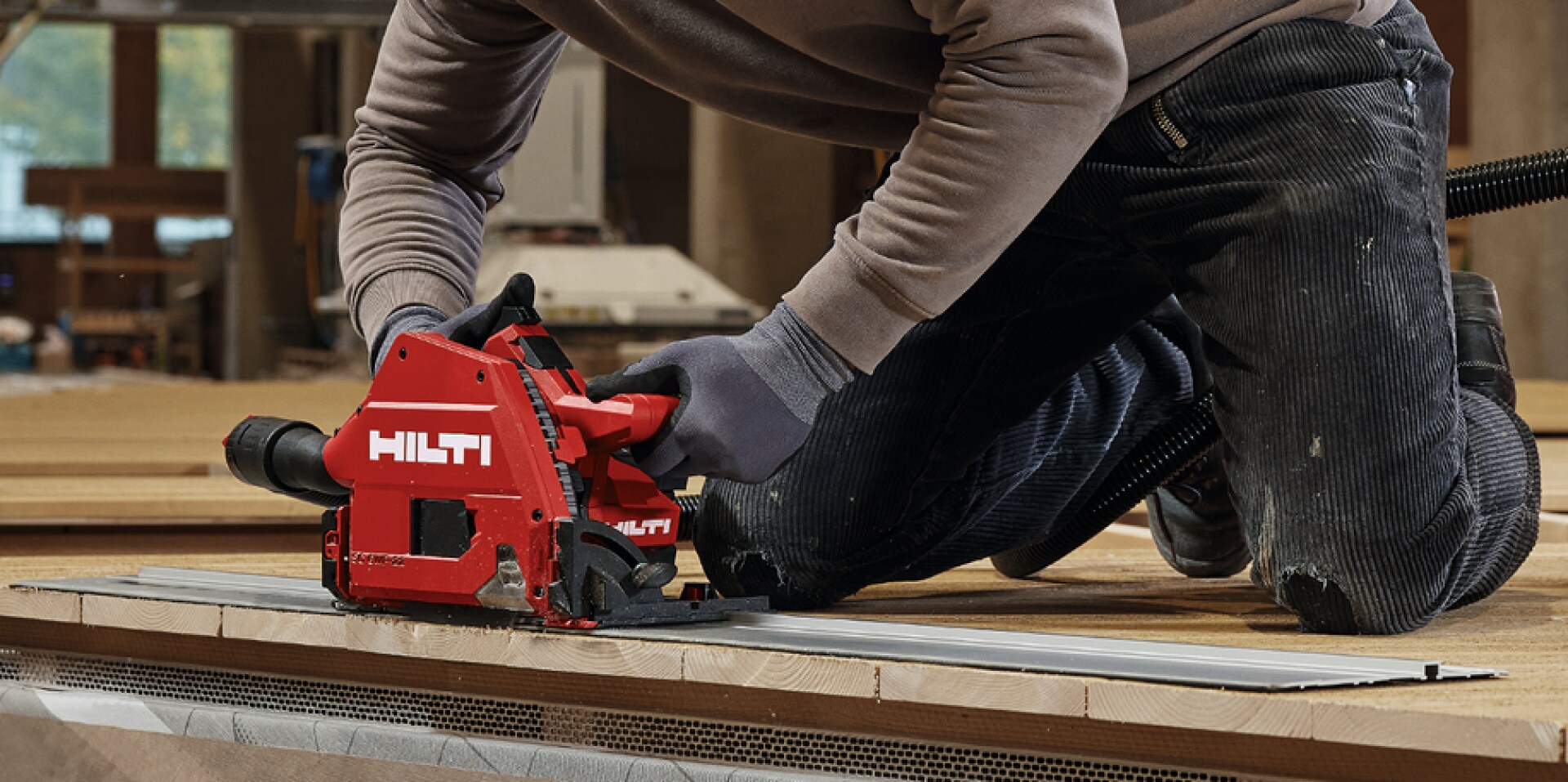 Arbeiter schneidet Holzfassadenelement mit Hilti Akku-Handkreissäge zu