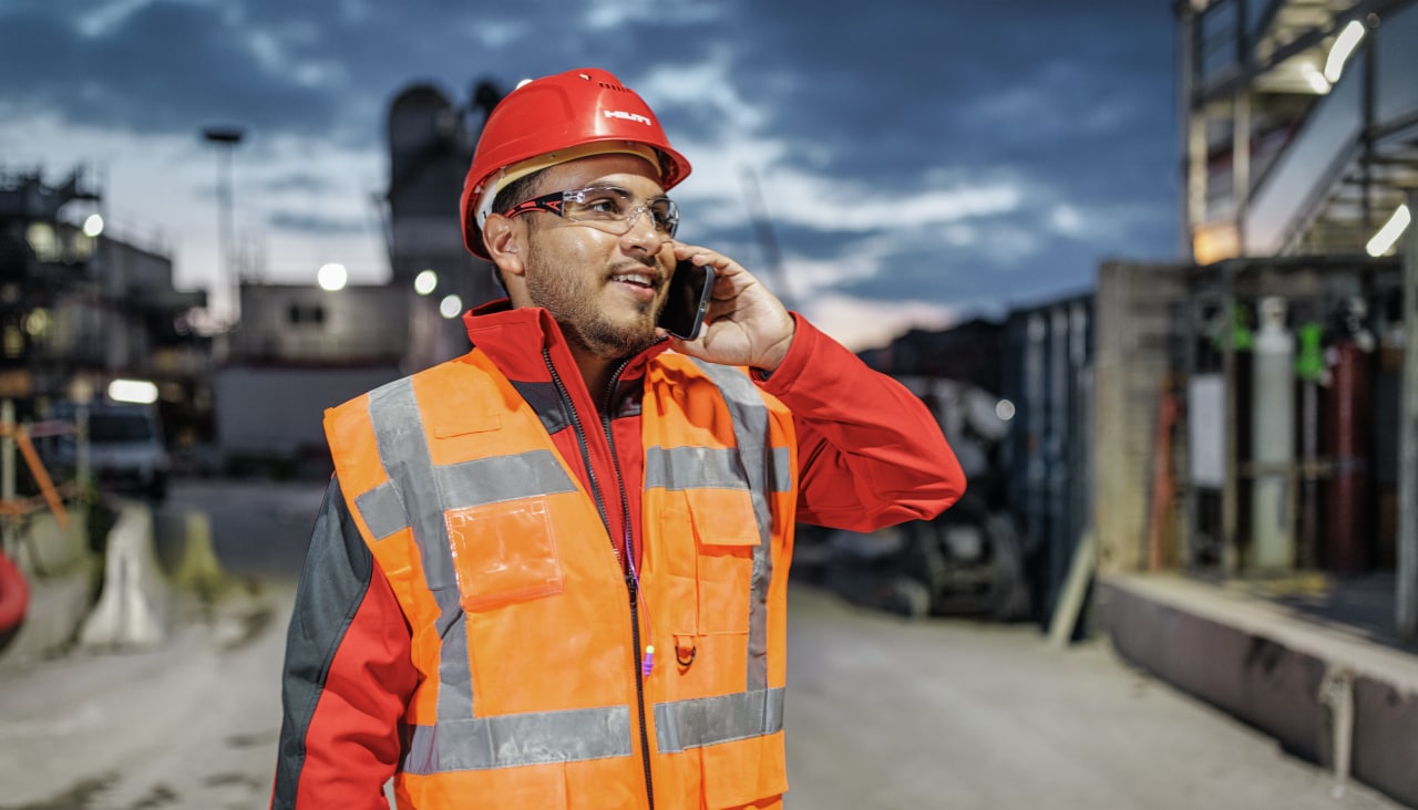Hilti Verkaufsberater informiert sich beim Hilti Kundenservice
