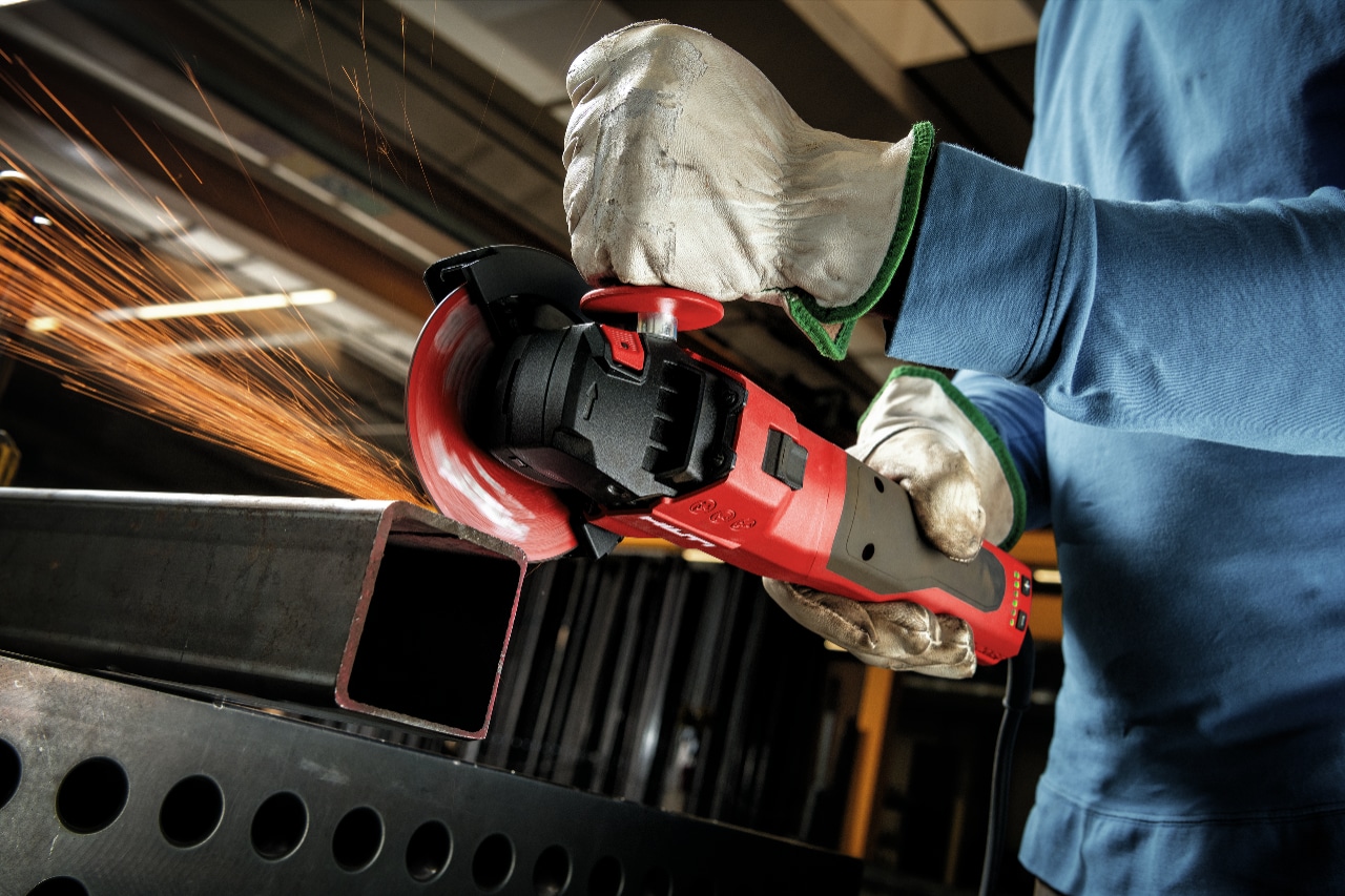 Arbeiter mit Hilti Winkelschleifer bei der Bearbeitung von Metall