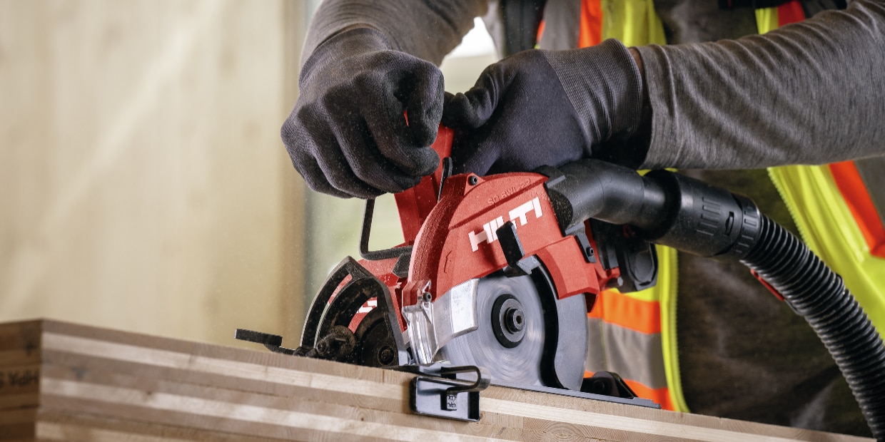 Arbeiter mit Hilti Handkreissäge beim Sägen von Holz