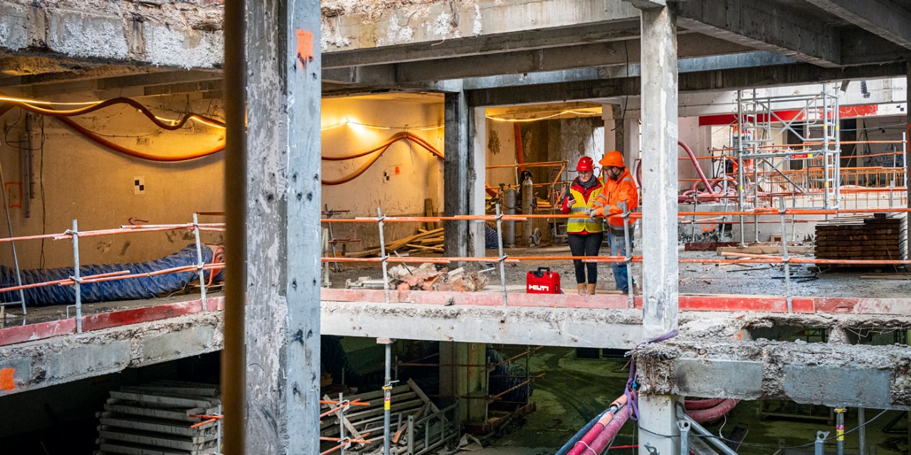 Construction dans l’existant – sécurité de planification grâce à Hilti. L’illustration montre un bâtiment en cours de rénovation.