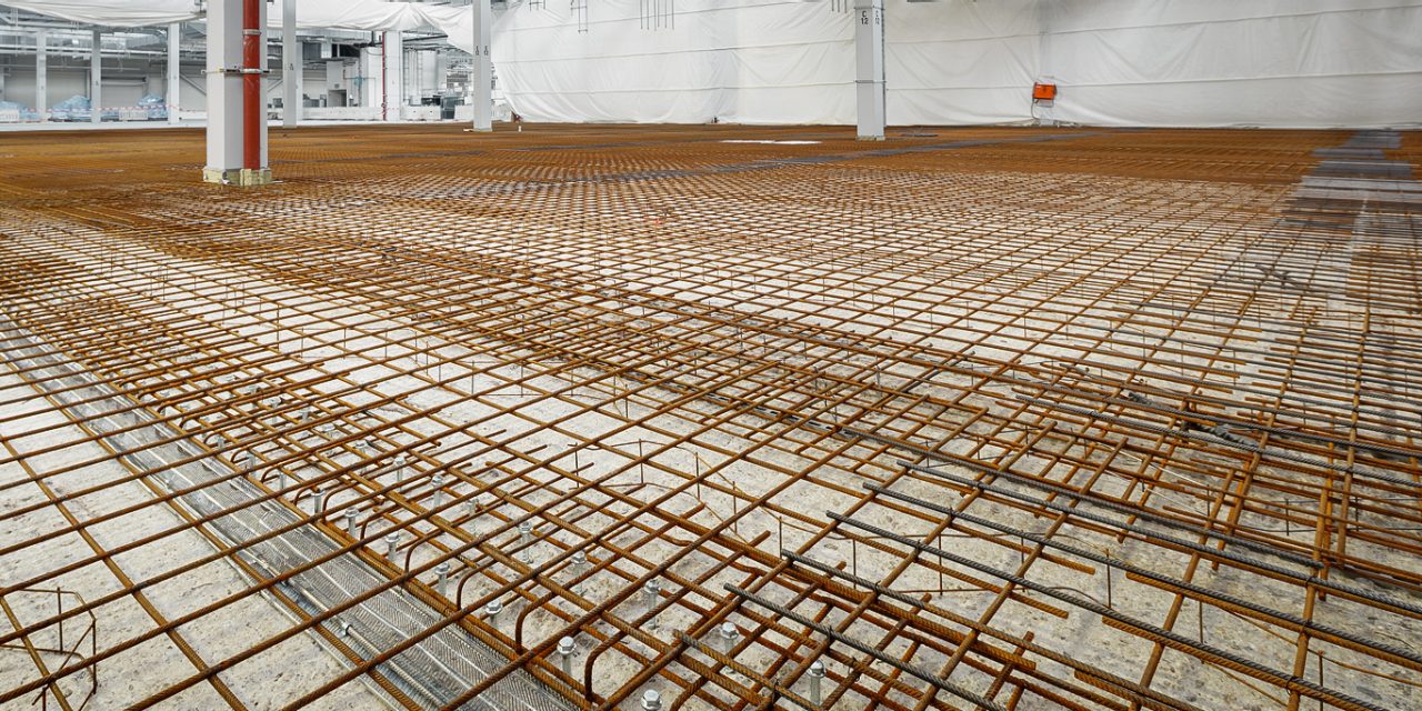 Liaison béton sur béton – l’illustration montre des treillis métalliques posés sur une grande surface