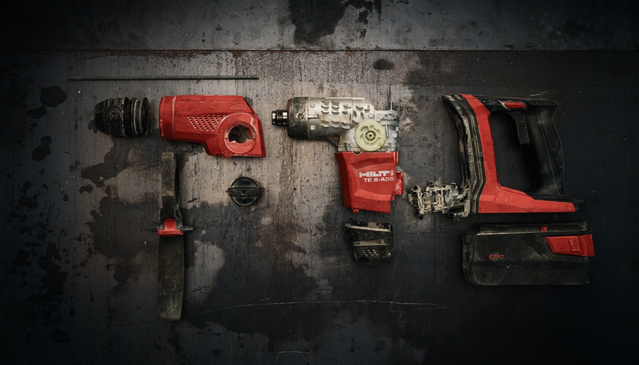 Un marteau rotatif Hilti démonté en 3 pièces