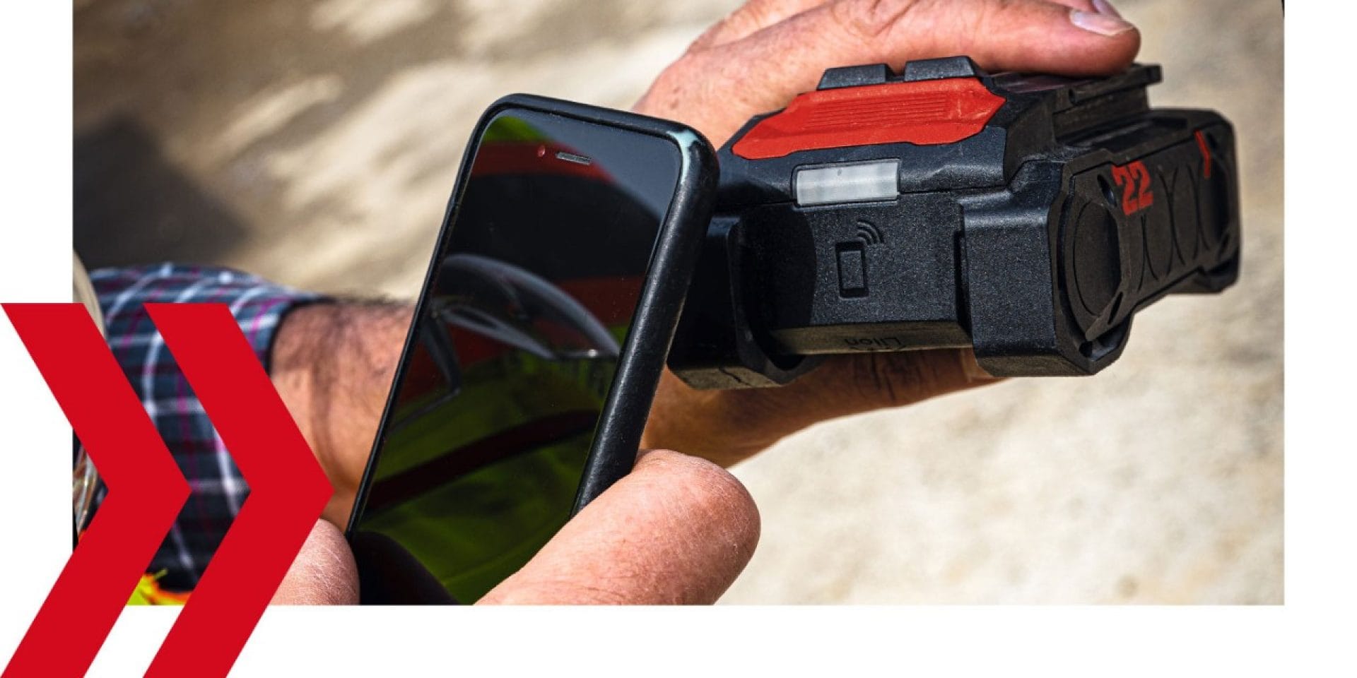 Un smartphone est positionné contre une batterie Nuron B22-85 pour enregistrer l'état de puissance via X-NFC.