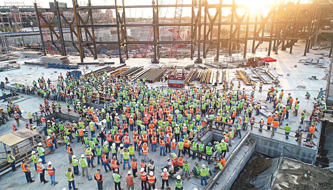 Rassemblement d'ouvriers sur un chantier