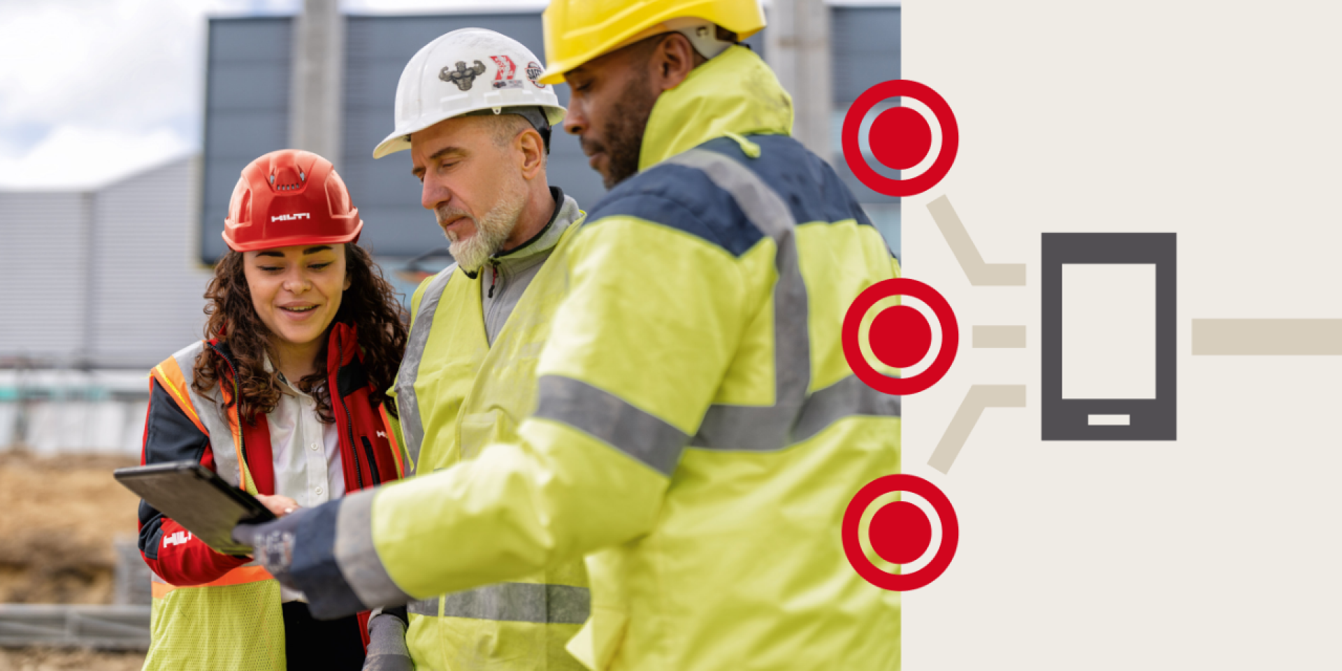 Deux ouvriers et un conseiller commercial Hilti regardent ensemble une tablette. À côté se trouve une infographie avec trois points rouges qui sont reliés à l’icône d’un téléphone mobile par des lignes.