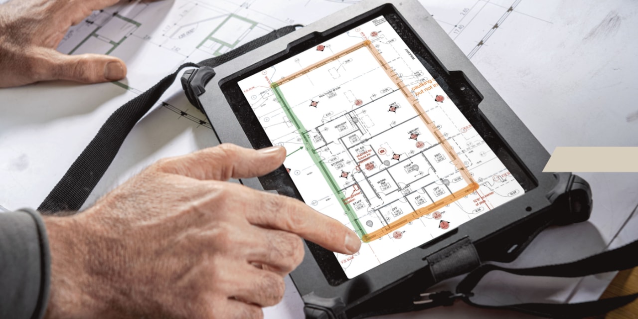Gros plan d'une tablette montrant un plan d'étage dans le logiciel Fieldwire de Hilti.