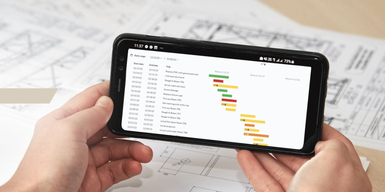 Gros plan d'un smartphone affichant différentes chronologies dans l'application Fieldwire.
