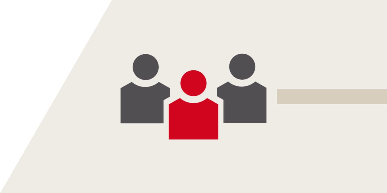 Illustration de trois personnes. Les deux extérieurs sont gris, tandis que celui du milieu est de couleur rouge.