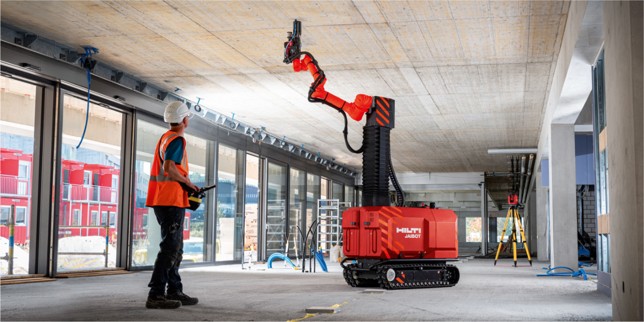 Un homme demande au Hilti Jaibot de travailler au plafond. Une flèche est illustrée à droite dont la pointe rouge pointe vers le haut à droite.