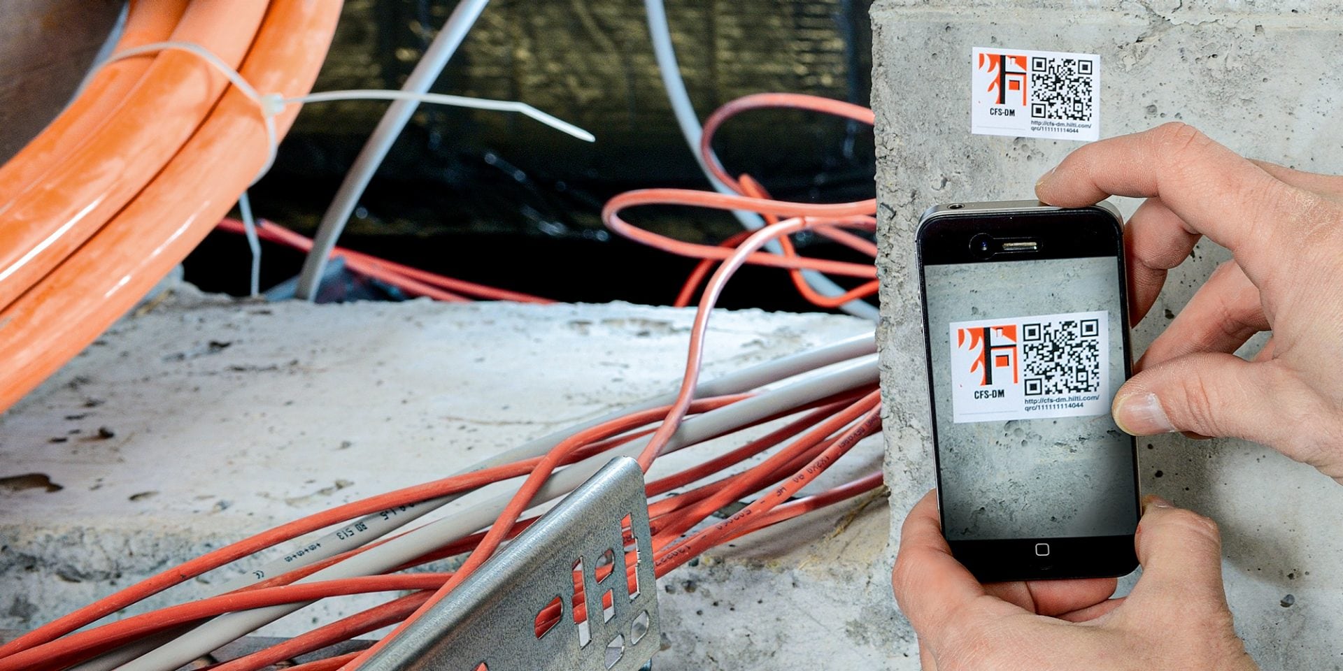 Smartphone scanne un code QR sur le chantier de construction