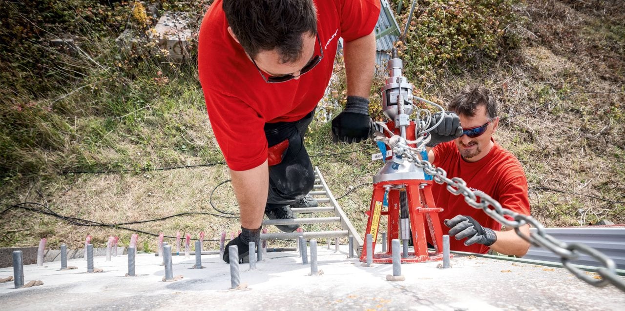 Essai d'extraction sur le terrain de bouchons Hilti chimiques exposés à l'air marin