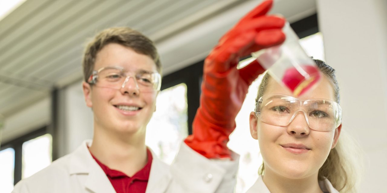 Auszubildende Laboranten im Hilti Forschungslabor bei der Arbeit