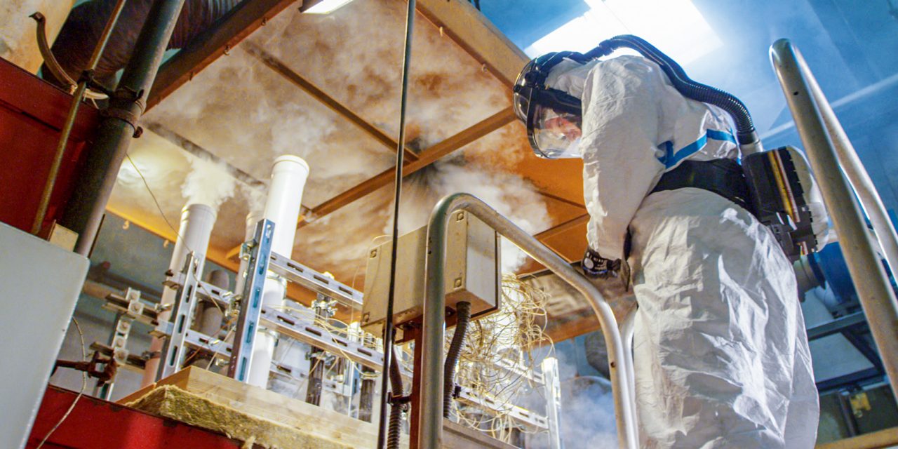 Laboratoire de recherche sur la protection contre l'incendie avec une personne en combinaison de protection