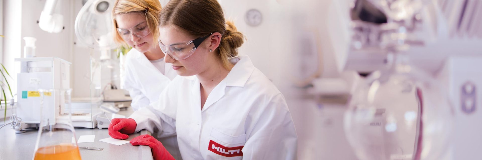 Aides de laboratoire au travail dans le laboratoire de recherche Hilti