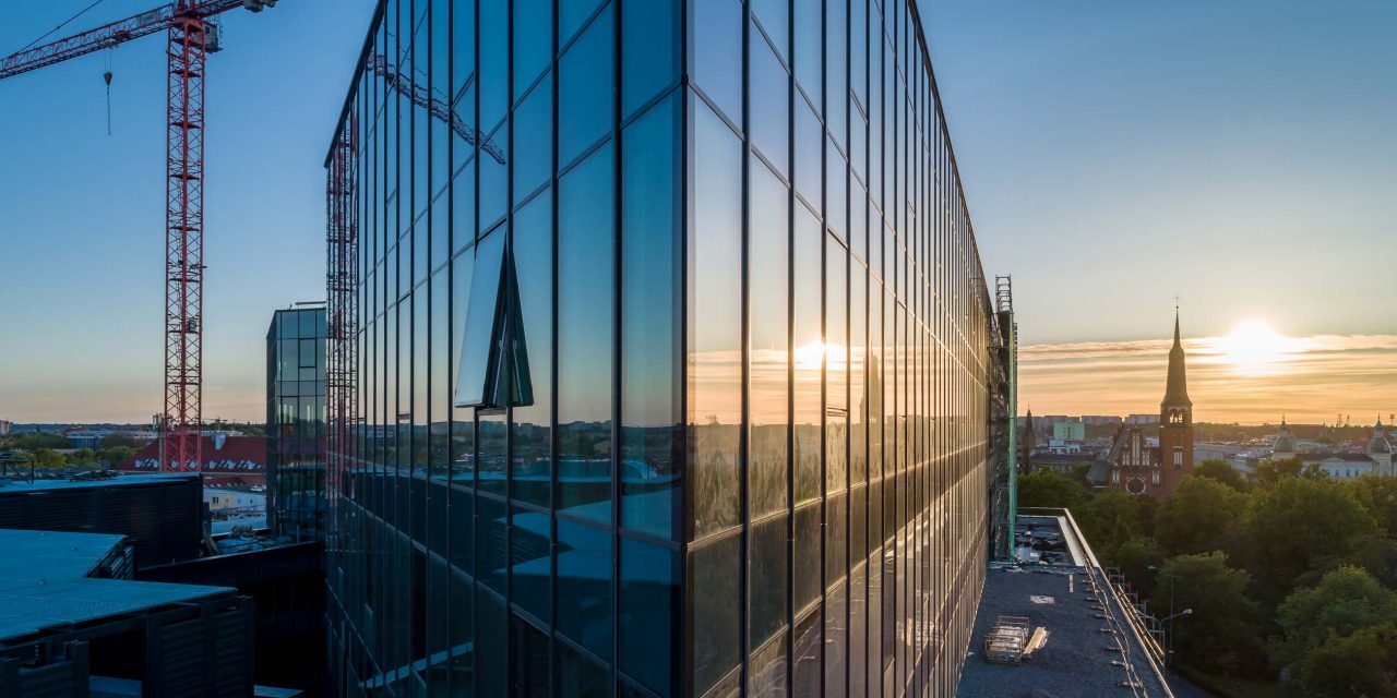 Vue du nouveau centre commercial et hôtelier Posejdon avec l'horizon de Setttin au lever du soleil