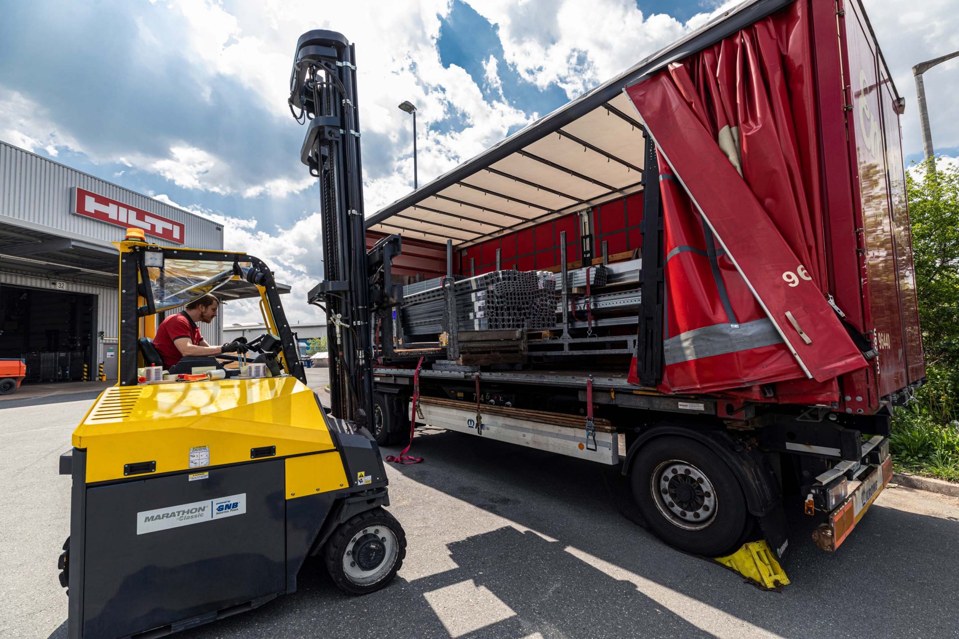 Un chariot élévateur du Hilti Logistics Center chargeant un camion Hilti