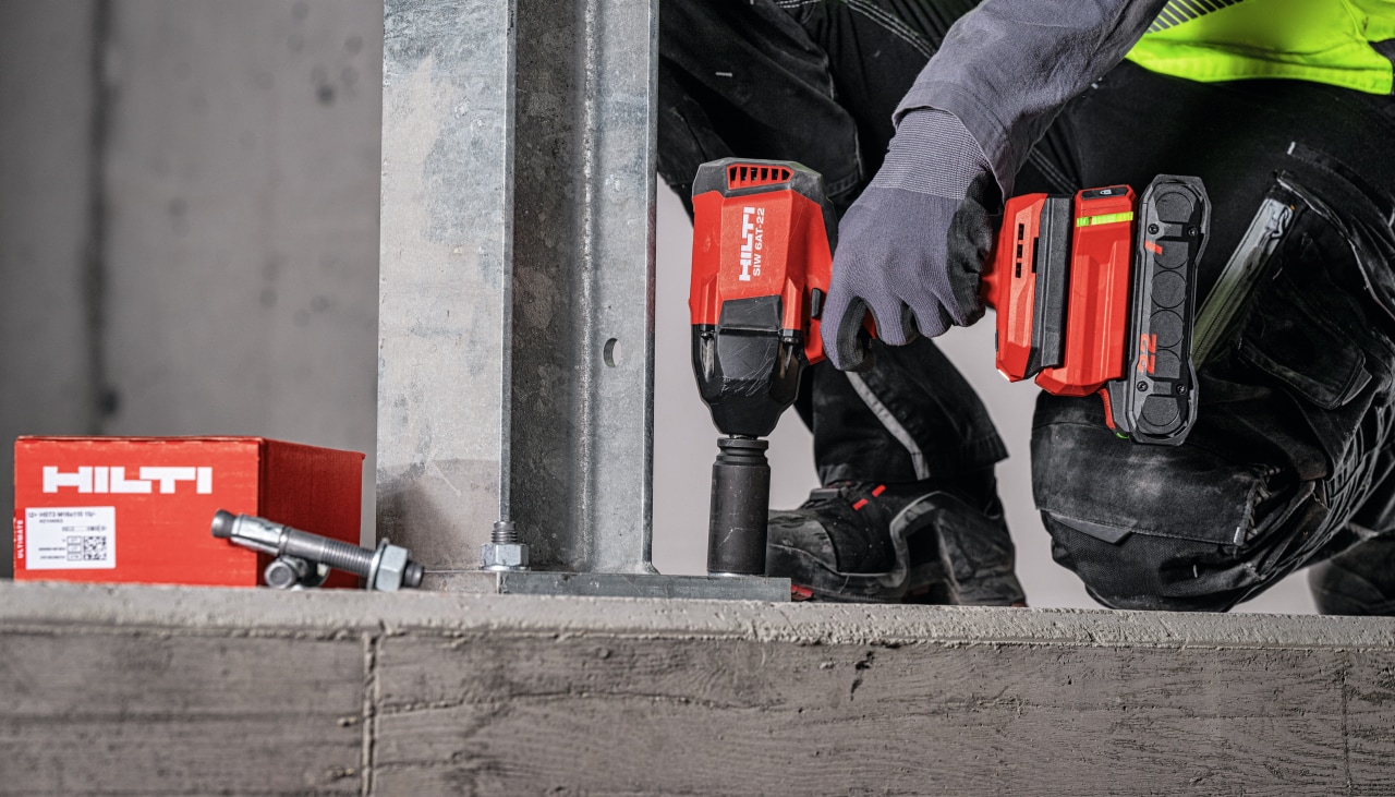 Visser le métal à l'aide de la visseuse à percussion sans fil Hilti lors du prémontage