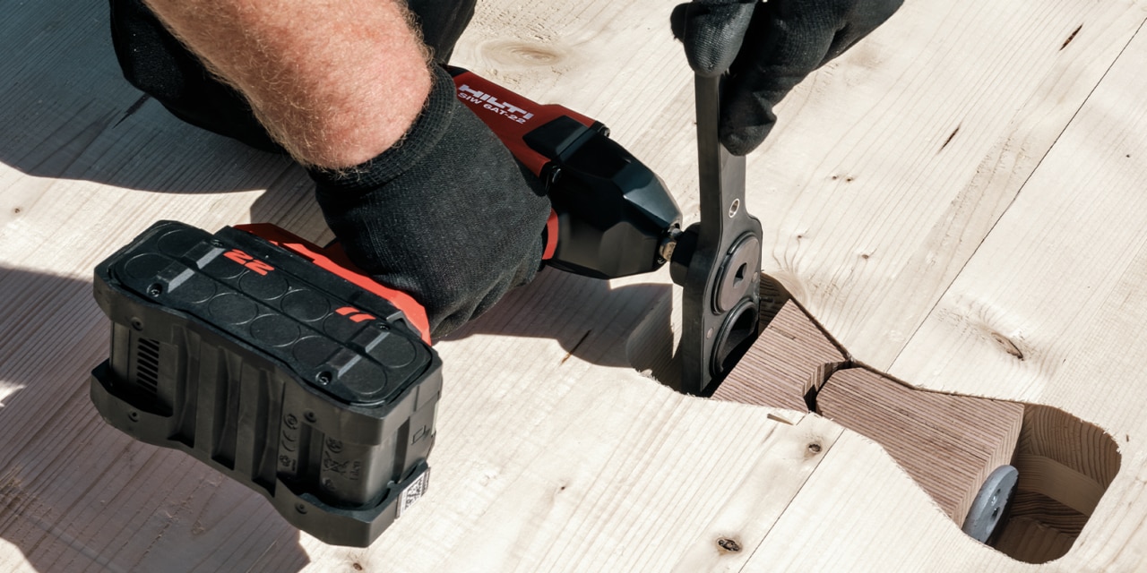 Ouvrier assemblant des panneaux CLT avec un connecteur Hilti P2P