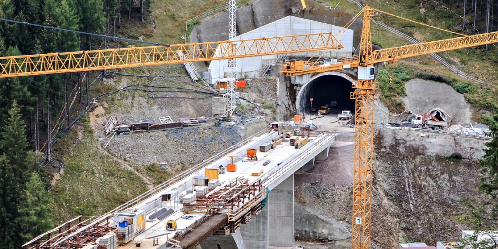 Chantier de construction de ponts et de tunnels