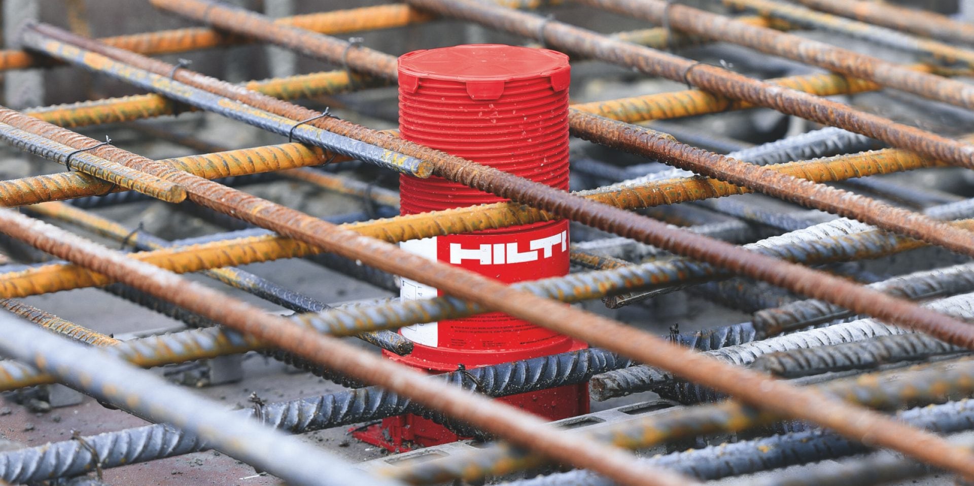 Mise en place de manchons coupe-feu Hilti pour câbles et tuyaux sur des dalles de béton après leur tracé dans BIM