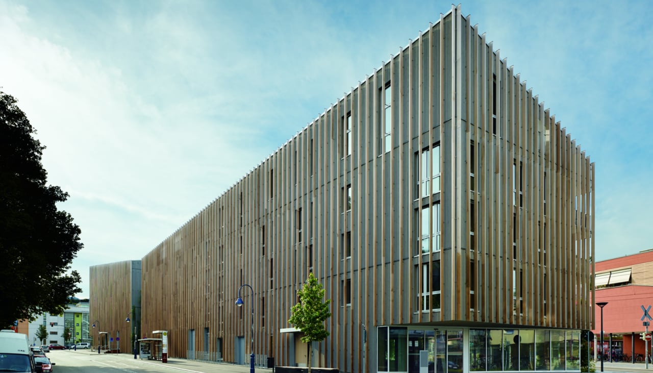 Bild eines gemischt genutzten Gebäudes mit Holzfassade