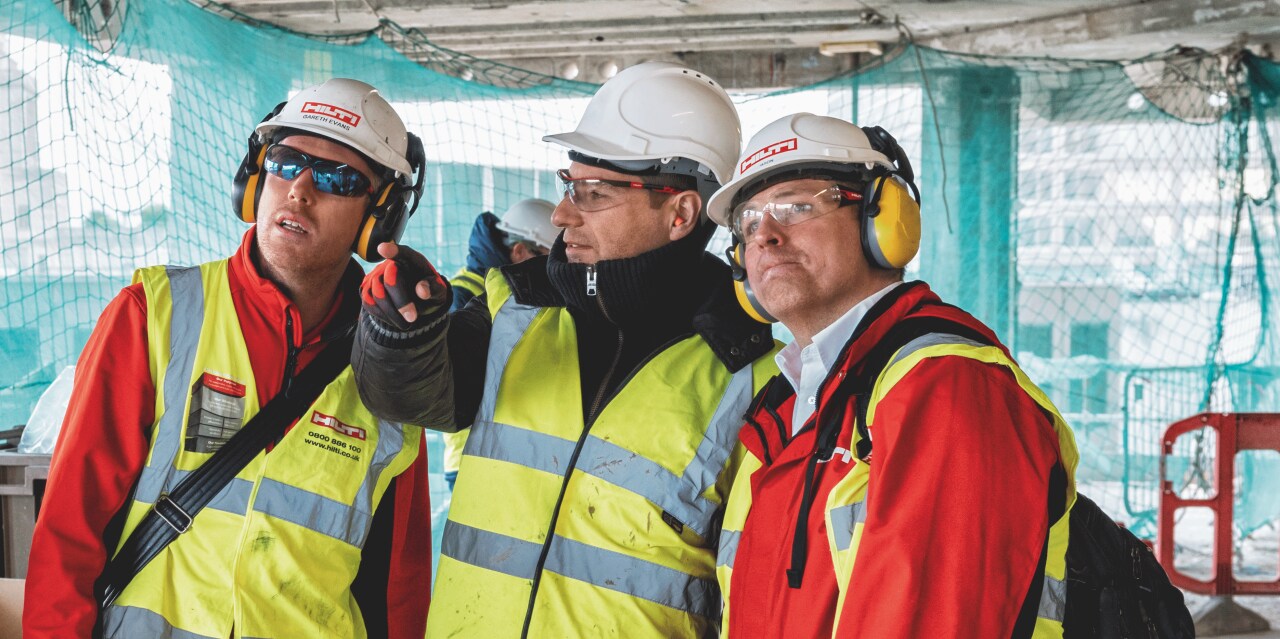 Ein Hilti-Ingenieur und Account-Manager, der einen Kunden vor Ort unterstützt und berät.