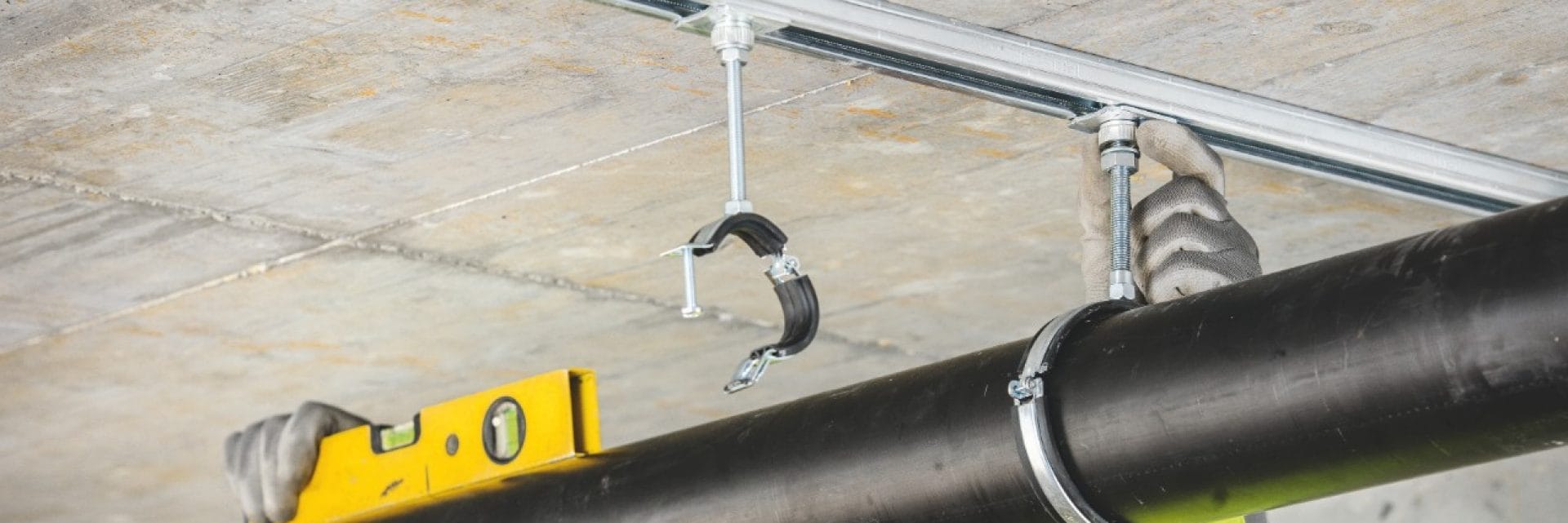 Avec le raccord de serrage Hilti réglable en hauteur, l'alignement des tuyaux inclinés suspendus est rapide et facile